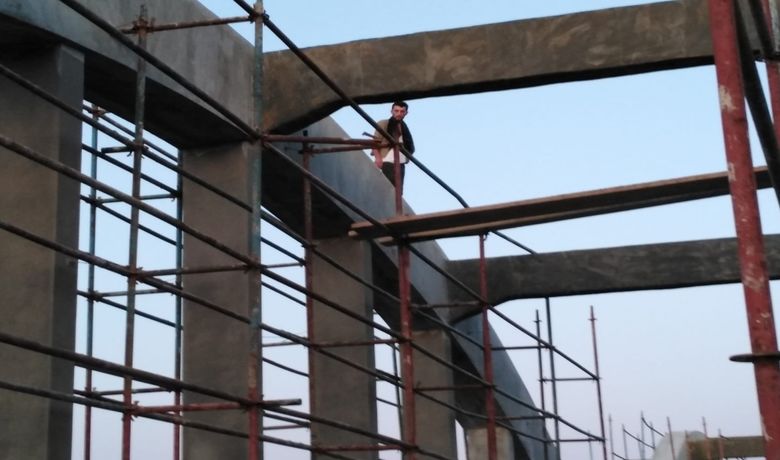 Ayrılmak İstediği Eşini İntihardan Vazgeçirdi - Samsun'da eşinin ayrılmak istediği bir şahıs, köprüye çıkarak intihar teşebbüsünde bulundu. Ekiplerin saatler süren ikna çabasına cevap vermeyen şahıs olay yerine gelen eşinin iknası üzerine çıktığı köprüden aşağıya indi.