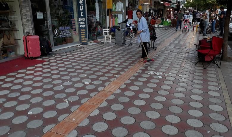 Düşen Pencere Mermerinden Son Anda Kurtuldu - Samsun’un Bafra ilçesinde kaldırımdan yürüyen bir kadın binadan kopan mermer parçalarının üzerine düşmesinden şans eseri kurutuldu. 