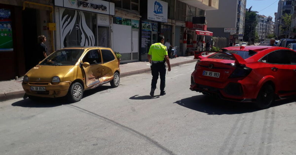 Ters İstikamete Dönen Araca Çarptı: 1 Yaralı