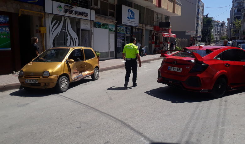 Ters İstikamete Dönen Araca Çarptı: 1 Yaralı - Kaza Cumhuriyet Caddesi Meral Çiçekcilik  önünde meydana geldi.