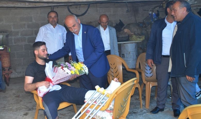 Mayına Basarak Yaralanan Asker Baba Evinde - Samsun Bafra Ziraat Odası Başkanı ve Yönetim Kurulu Üyeleri Kuzey Irak’ta mayına basarak yaralanan Sözleşmeli Er Adil Öztürk Külünk’ü (24) baba evinde ziyaret ederek moral verdiler.