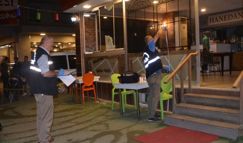 Bafra'da İki İş YeriniKurşunlayan Zanlı Teslim Oldu - Samsun Bafra ilçesinde iki iş yerine silahla ateş eden 17 yaşındaki şüpheli, polise teslim oldu.