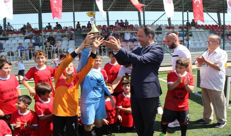 30 Ağustos Zafer Turnuvasında Kupa Sahibini Buldu - Bafra Belediyesi ve Gençlik Spor İlçe Müdürlüğü tarafından düzenlenen 30 Ağustos Zafer Kupası Futbol turnuvası sona erdi.