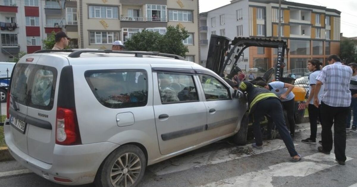 Hafif Ticari Araç İle Forklift Çarpıştı: 5 Yaralı