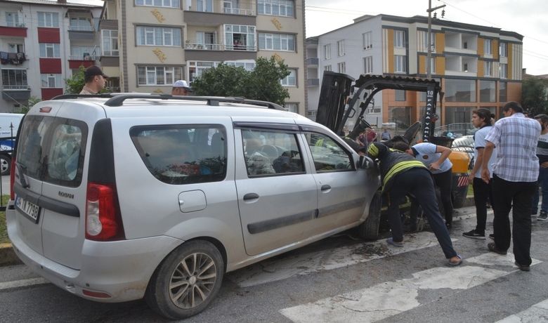 Hafif Ticari Araç İle Forklift Çarpıştı: 5 Yaralı - Samsun’un Bafra ilçesinde hafif ticari aracın forklifte çarpması sonucu meydana gelen trafik kazasında 2’si çocuk 5 kişi yaralandı.