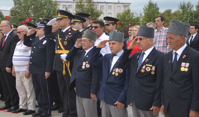 Bafra’da 30 Ağustos Zafer Bayramı - Samsun'un Bafra ilçesinde 30 Ağustos Zafer Bayramı'nın 97'nci yıldönümü 15 Temmuz Şehitler Meydanı'nda törenle kutlandı.