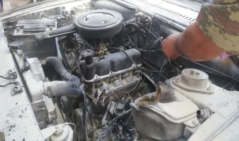 Seyir Halindeki Otomobil Alev Aldı - Samsun'un Bafra ilçesinde seyir halindeki bir otomobil motor kısmından alev aldı.