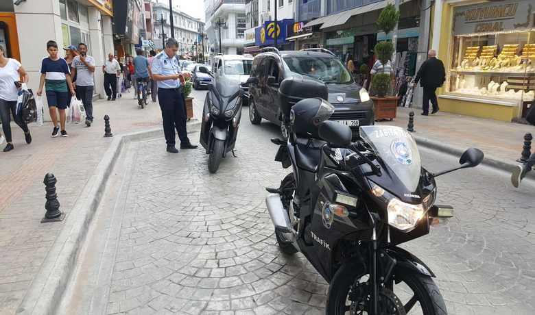 Motorize Zabıta Trafik EkibiKurallara Uymayanlara Ceza Yazıyor! - Bafra Belediyesi Zabıta Müdürlüğü Trafik Zabıta ekipleri, şehir içindeki trafik ihlallerine müdahale ederek ceza yazıyor. 