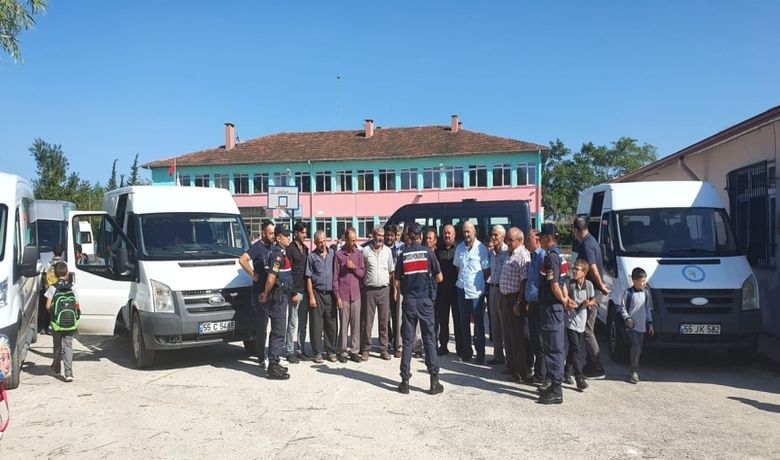 Jandarmadan Okul Servis Araçlarına Sıkı Denetim - Samsun İl Jandarma Komutanlığına bağlı ekipler, 2019-2020 eğitim-öğretim yılının başlaması ile birlikte, okul servis araçlarına ve okul çevresinde denetim yaptı.
