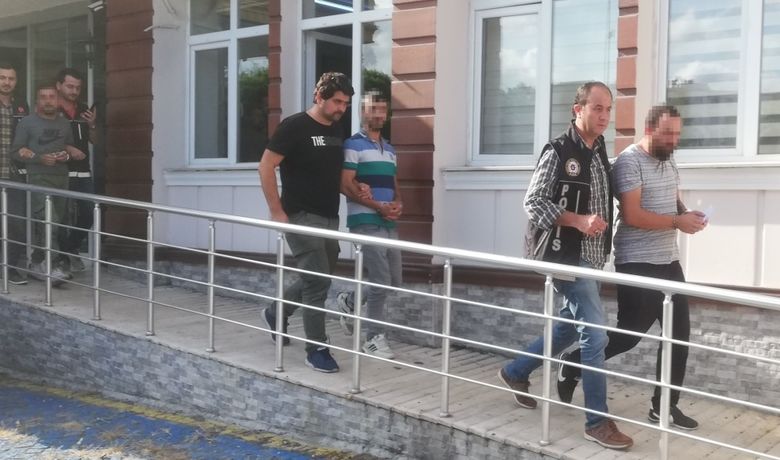 Samsun'da Uyuşturucu Ticaretine 3Tutuklama, 3 Adli Kontrol - Samsun'da düzenlenen uyuşturucu operasyonunda adliyeye sevk edilen 7 kişiden 3'ü tutuklandı, 3 kişiye adli kontrol verildi ve 1 kişi serbest bırakıldı.