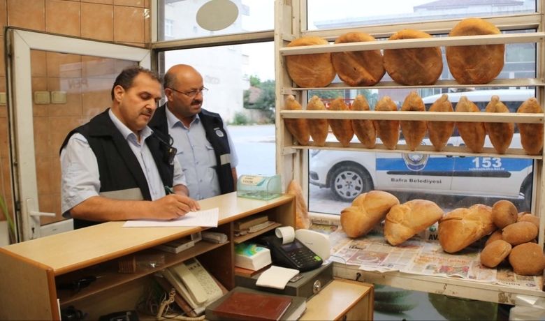 Bafra Belediyesi ZabıtaEkipleri Denetimlerini Sürdürüyor - Bafra Belediyesi Zabıta Müdürlüğü ekipleri, ekmek, pide ve unlu mamullerin, sağlıklı ve hijyen koşullarda üretildiğini kontrol etmek amacıyla fırın denetimlerini sürdürüyor.