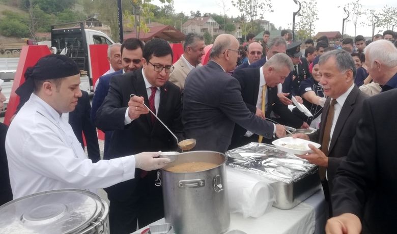 Alaçam'da Ahilik Haftası Etkinliği - Samsun Alaçam Kaymakamlığı, Şehit Erdal Bolat Çok Programlı Anadolu Lisesi ve Alaçam Esnaf ve Sanatkarlar Odası "Ahilik Haftası" kutlamaları kapsamında etkinlik düzenledi.