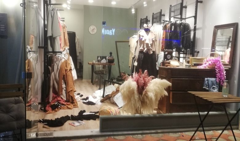 İş Yerine Basan 2 Kişi Dehşet Saçtı - Samsun’un Bafra ilçesinde kimliği henüz belirlemeyen 2 kişi bir iş yerlerini basıp, camlara sopalarla vurarak kırmaya çalıştı, içerideki ürünleri tahrip etti.