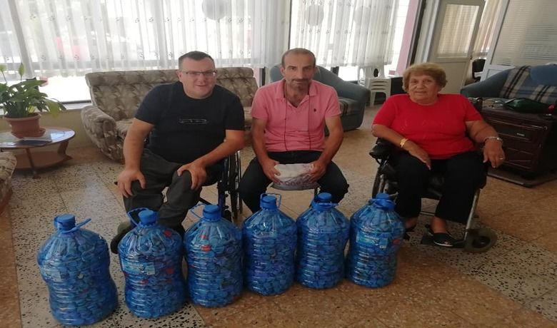 Bafralı Kamyoncudan Mavi Kapak Jesti - Bafralı kamyon şoförü Mehmet Algan, engelli vatandaşlara katkı sağlamak için topladığı mavi kapakları Bafra Sakatlar Derneği Şubesine teslim etti. 