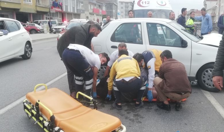 Bafra'da Trafik Kazası: 3 Yaralı - Samsun’un Bafra ilçesinde meydana gelen trafik kazasında 3 kişi yaralanırken, kazayı gören bir kadın da fenalık geçirerek bayıldı.
