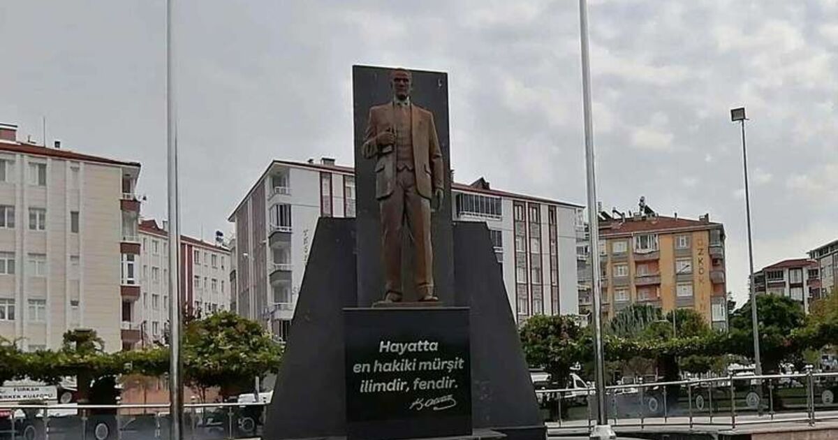 Gözlerinize De, Bakışınıza Da, Atatürk Heykeline De Bakım Yapın