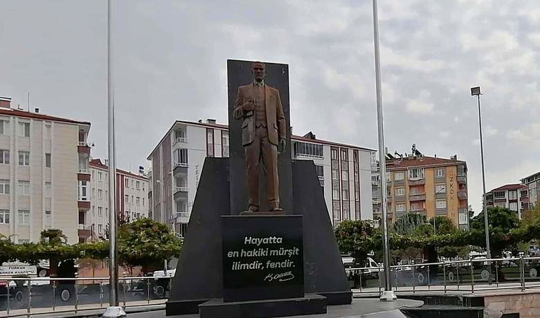 Gozlerinize de bakisiniza da ataturk heykeline de bakim yapin
