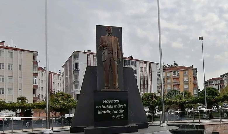 Gözlerinize De, Bakışınıza Da,Atatürk Heykeline De Bakım Yapın - Bafra Yeni Kent Meydanındaki Atatürk Heykelinin bakımsızlığı sorumlu bir vatandaşımızın gözünden kaçmazken, tam önünde duranların dikkatini çekmedi. 