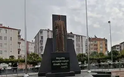 Gözlerinize De, Bakışınıza Da, Atatürk Heykeline De Bakım Yapın