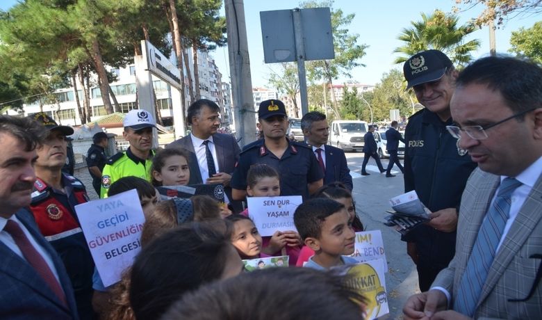 Bafra’da "YayaGüvenliğinin Nöbetçisiyiz" Uygulaması - Samsun’un Bafra ilçesinde trafikte yaya önceliğine dikkat çekmek amacıyla "Yaya Güvenliğinin Nöbetçisiyiz"  uygulaması gerçekleştirildi.