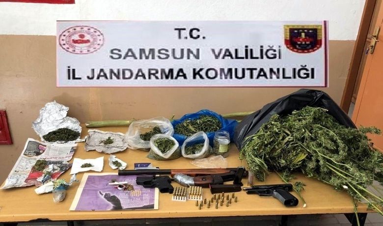 Jandarma’dan Uyuşturucu Ve Silah Operasyonu - Samsun İl Jandarma Komutanlığı ekipleri tarafından yapılan operasyonda tabanca, ruhsatsız tüfek, kurusıkı tabanca, metal arama dedektörü ve 1560 gr. kubar esrar ele geçirildi.