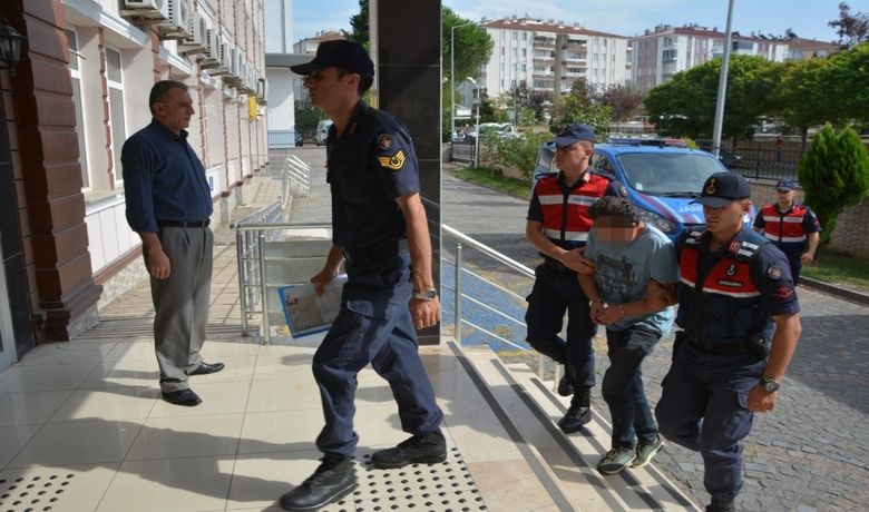Uyuşturucu Ve Silah Operasyonu Zanlısı Tutuklandı - Samsun İl Jandarma Komutanlığı ekipleri tarafından yapılan operasyonda tabanca, ruhsatsız tüfek, kurusıkı tabanca, metal arama dedektörü ve 1560 gram kubar esrar ele geçirildi. Gözaltına alınan olayın zanlısı mahkemece tutuklandı.