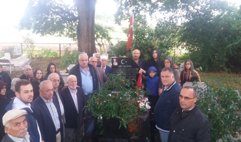 Şehit Polis Memuru SalihErsin Kabri Başında Anıldı - 33. yıl önce Bingöl’de bölücü terör örgütü tarafından şehit edilen polis için Samsun'un Bafra ilçesinde mezarı başında anma töreni düzenlendi.