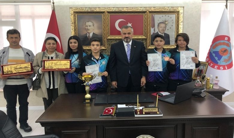 Başkan Kılıç'tan Rekortmen Sporculara Ödül - Samsun'un Bafra İlçe Belediye Başkanı Hamit Kılıç, Mersin’in Erdemli ilçesinde düzenlenen Havalı Silahlar Federasyon Kupası’nda Türkiye rekoru kırarak ilçeye büyük onur yaşatan Bafra Belediyesi Gençlik Spor Kulübü sporcularını makamında kabul ederek ödüllendirdi.