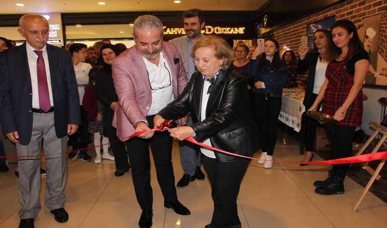 Melih Tunçer’in 3. KişiselKarikatür Sergisine Yoğun İlgi - Bafra Cumhuriyet Ortaokulu Teknoloji Tasarım Öğretmeni Melih Tunçer'in 3. kişisel karikatür sergisi yoğun ilgi gördü. 