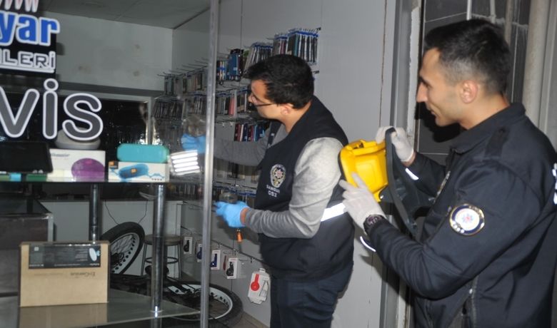 Bafra’da İş Yerinden Telefon Hırsızlığı - Samsun'un Bafra ilçesinde bir iş yerinin kapı camı kırılarak 4 adet telefon çalındı.
