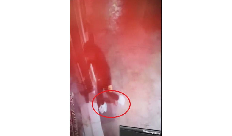 Poşetli Telefon Hırsızı Kamerada İzininBelli Olmaması İçin Ayakkabılarına Poşet Geçirdi - Samsun’un Bafra ilçesinde telefon hırsızlığı kameraya yansıdı. İzinin belli olmaması için ayakkabılarına poşet geçirdi.