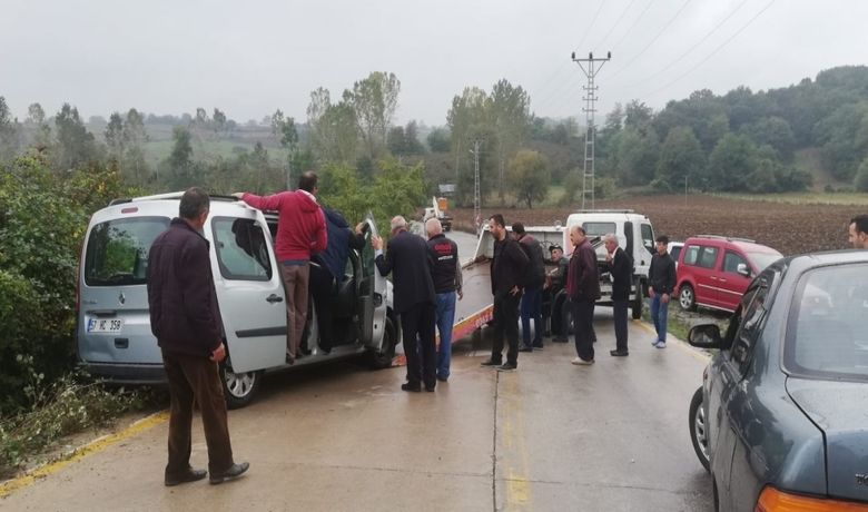 Kaygan Yol Faciaya Neden Oluyordu - Samsun'un Bafra ilçesinde yağmur nedeniyle kayganlaşan yolda bir araç elektrik direğine çarptı.