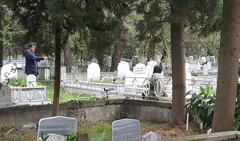 Oğlunun Mezarı Başında Tabancayla İntihara Kalkıştı