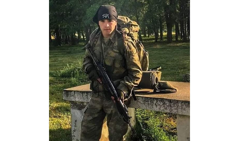 Azez Şehidinin Cenazesi Memleketi Samsun’a Geldi ŞehitUzman Onbaşı Mutlu Can Meşeci’nin Cenazesi Gözyaşlarıyla Karşılandı - Zeytin Dalı Harekat bölgesindeki PKK/YPG’li teröristlerce yapılan havan saldırısında yaralandıktan sonra hayatını kaybeden Şehit Uzman Onbaşı Mutlu Can Meşeci’nin (23) cenazesi memleketi Samsun’da gözyaşlarıyla karşılandı.