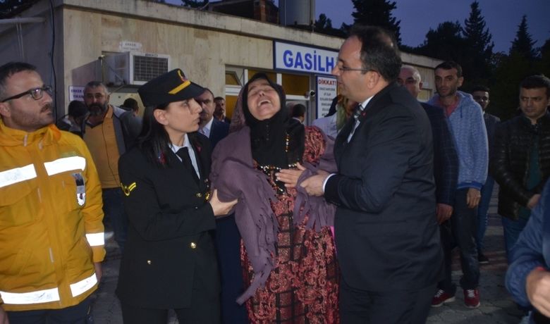 Şehit Uzman Onbaşı Meşeci'nin Naaşı Baba OcağınaGetirildi Şehit Annesi: "Bu Gece Onunla Yatayım” - Zeytin Dalı Harekat bölgesinde teröristlerce yapılan havan saldırısında yaralanan ve tedavi gördüğü hastanede şehit olan Uzman Onbaşı Mutlu Can Meşeci'nin cenazesi Samsun’un Bafra ilçesinde baba ocağını getirilirken, annesinin feryatları yürekleri dağladı.