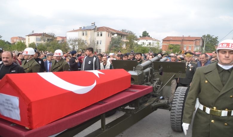 Samsun Şehidini Uğurladı - Zeytin Dalı Harekat bölgesinde teröristlerce yapılan havan saldırısında yaralanan ve tedavi gördüğü hastanede şehit olan Uzman Onbaşı Mutlu Can Meşeci (23), Samsun'un Bafra ilçesinde son yolculuğuna uğurlandı.