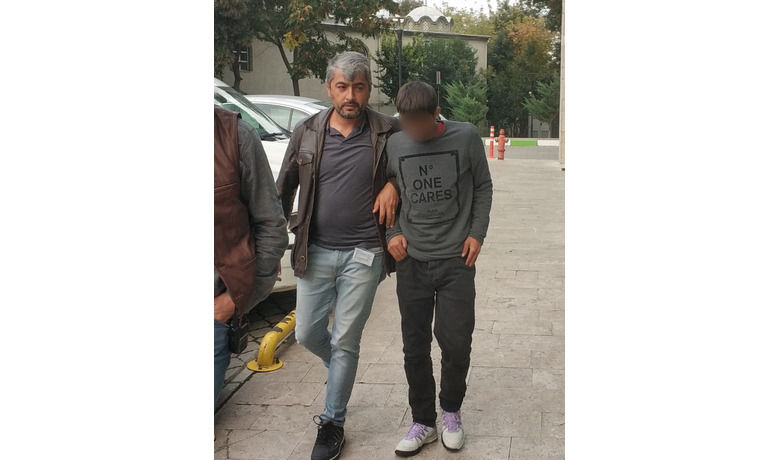 9 Yıl Hapis CezasıBulunan Cezaevi Firarisi Yakalandı - Samsun'da hakkında 9 yıl 4 ay 15 gün hapis cezası bulunan ve cezaevi firarisi olduğu öğrenilen bir kişi polis tarafından yakalandı.