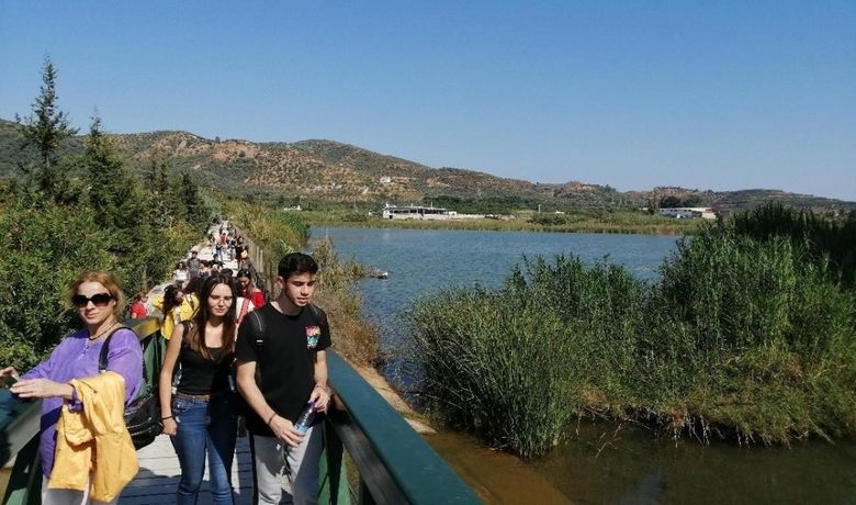 Bafra Atatürk Anadolu Lisesi Girit’teGirit’te Atatürk Anadolu Lisesi Rüzgarı - Bafra Atatürk Anadolu Lisesi öğretmen ve öğrencileri Erasmus+ KA229 W.A.T.E.R projesi kapsamında “The Soul of Water” (Suyun Ruhu) adlı üçüncü çalışma ziyaretini Portekiz, Letonya, İtalya ve Yunanistan ortak okulları ile birlikte 13-20 Ekim tarihleri arasında Yunanistan’ın Girit adasındaki Hanya şehrinde gerçekleştirdi.