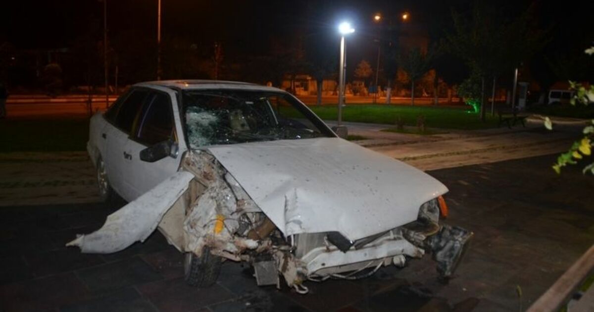 Kaza Yapan Sürücü Otomobili Bırakıp Kaçtı