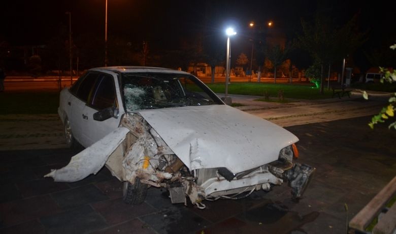 Kaza Yapan Sürücü Otomobili Bırakıp Kaçtı - Samsun’un Bafra ilçesinde aydınlatma direğine çarpan otomobilin sürücüsü ve otomobilde bulunanlar aracı bırakarak kaçtı.