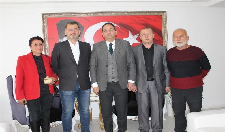 Bafra Haber’den KaymakamCevdet Ertürkmen’e Ziyaret  - Bafra Haber Yayın Yönetmeni Ali İhsan Başaloğlu,  İHA Temsilcisi Şükrü Uluçay ve Bafra Umut Derneği Başkanı Hülya Yangın Ertekin, 2 ay önce Bafra’ya atanan Kaymakam Cevdet Ertürkmen’i ziyaret etti. 