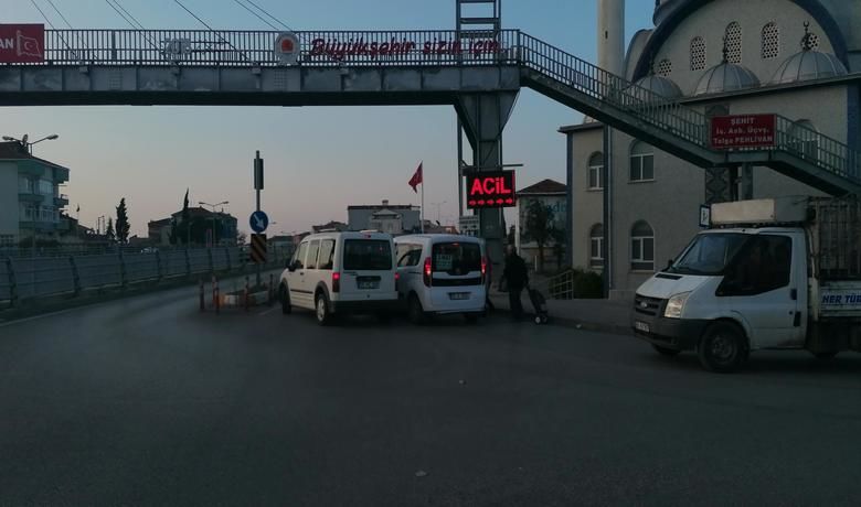 Yolcu Almak İçin Her YerdeDuran Dolmuşçu Burada Da Durdu - Samsun'un Bafra ilçesi Hastane Kavşağında bir dolmuş, iki yolun kesiştiği noktada, trafiğe engel olacak şekilde yolcu almak için durunca diğer sürücüler tepki gösterdi. 
