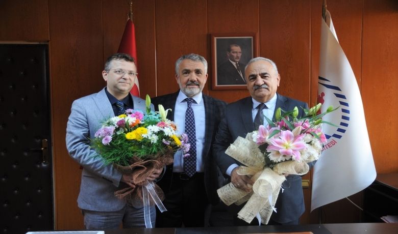 Dekanlıklarda Devir Teslimler - Ondokuz Mayıs Üniversitesi (OMÜ) Fen-Edebiyat Fakültesi ve Bafra İşletme Fakültesinde devir teslim törenleri yapıldı.