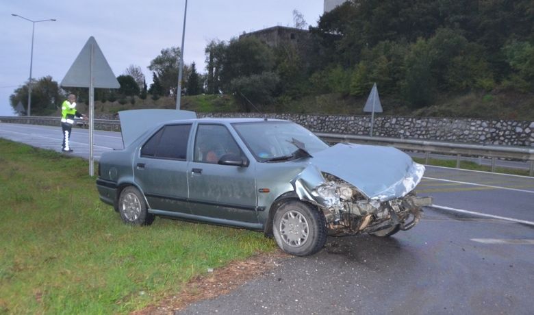 Kontrolden Çıkan OtomobilBariyerlere Çarptı: 1 Yaralı - Samsun’un Bafra ilçesinde bariyerlere çarpan otomobilde bulunan 1 kişi yaralandı.
