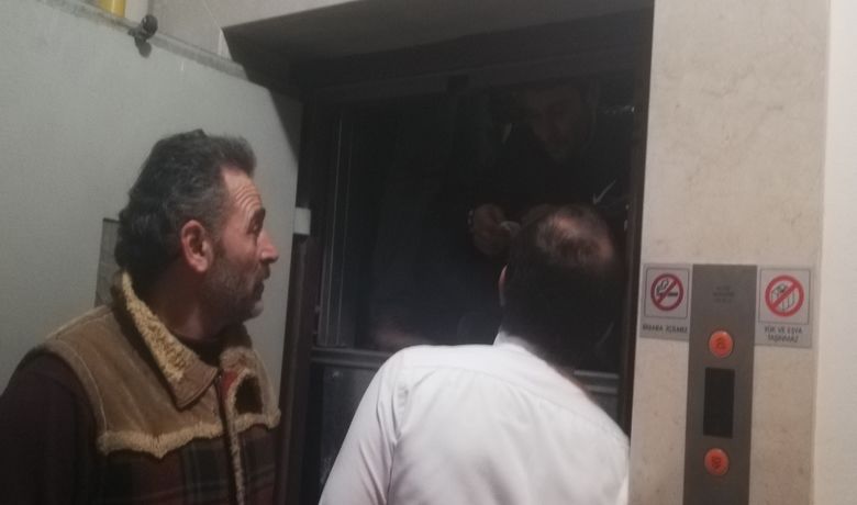 Asansörde Mahsur Kalan 7 Kişi Kurtarıldı4 Kişilik Asansöre 7 Kişi Binince - Samsun’un Bafra ilçesinde 4 kişilik asansöre 7 kişi binince mahsur kaldılar.