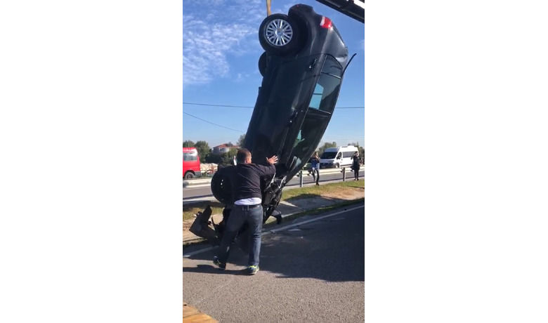 Samsun'da Trafik Kazası: 1 Yaralı - Samsun'da meydana gelen trafik kazasında 1 kişi yaralanırken, yaralının imdadına kaza yerinden geçen itfaiye ekipleri yetişti.