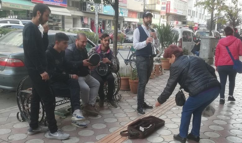 Roman Müzisyenler İlgi Odağı Oldu - Samsun’un Bafra ilçesinde Roman sokak müzisyenleri söyledikleri şarkılarla ilgi odağı oldu.
