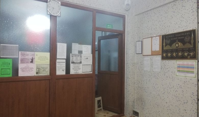 Hırsız, Camideki Sadaka Kutusunu Ve Telefonu Çaldı - Samsun’un Bafra ilçesinde camiye giren kimliği belirsiz bir hırsız, çekmede bulunan sadaka kutusunu ve telefonu çaldı.