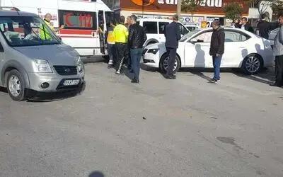 Okul Kavşağında Trafik Kazası: 1 Yaralı