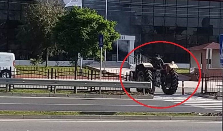 Traktör Sürücüsü Pes Artık Dedirtti - Samsun’un Bafra ilçesinde çift yönlü karayolunda bulunan yaya geçidinden geçen traktör sürücüsü görenlere 'pes' dedirtti.